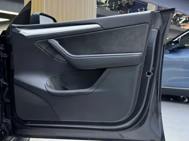 Tesla Model Y — Фото автомобиля 16