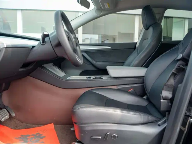 Tesla Model Y — Фото автомобиля 10