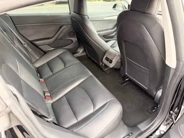 Tesla Model 3 — Фото автомобиля 10