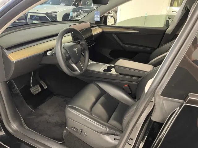 Tesla Model Y — Фото автомобиля 5