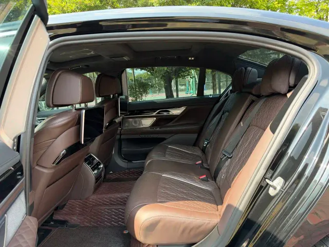 BMW 7 Series — Фото автомобиля 13
