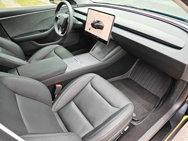 Tesla Model 3 — Фото автомобиля 16