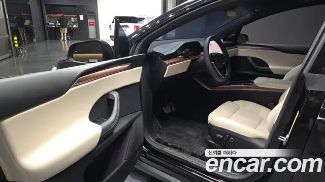 Tesla Model X — Фото автомобиля 10