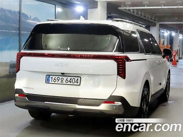 Kia Carnival Generation 4 — Фото автомобиля 4