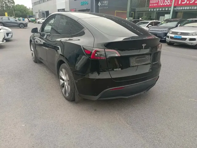 Tesla Model Y — Фото автомобиля 9