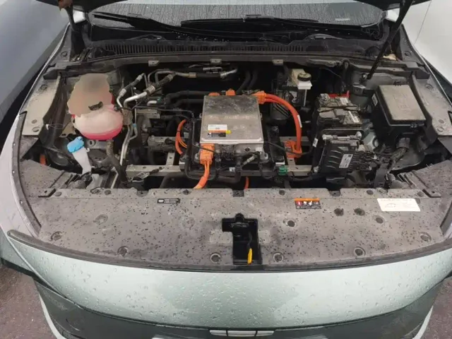 Geely Geometry G6 — Фото автомобиля 24