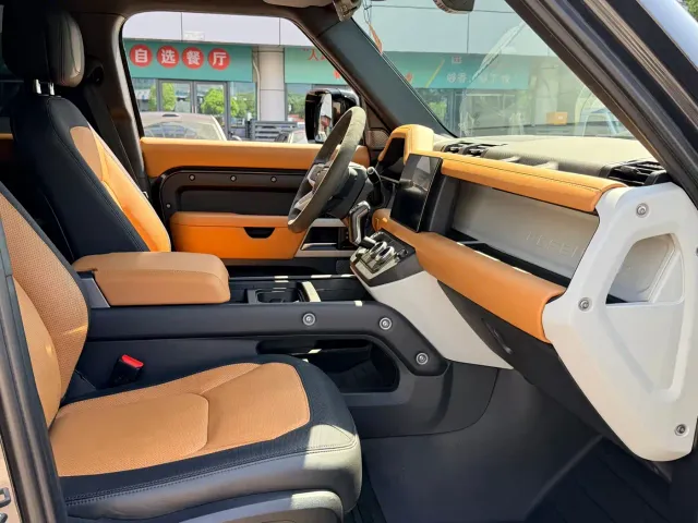 Land Rover Defender — Фото автомобиля 14