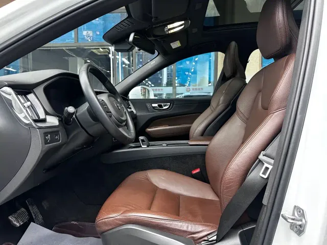 Volvo XC60 — Фото автомобиля 10