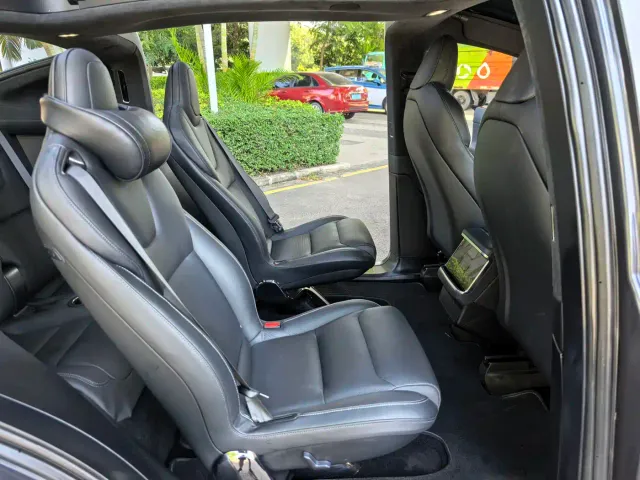 Tesla Model X — Фото автомобиля 10