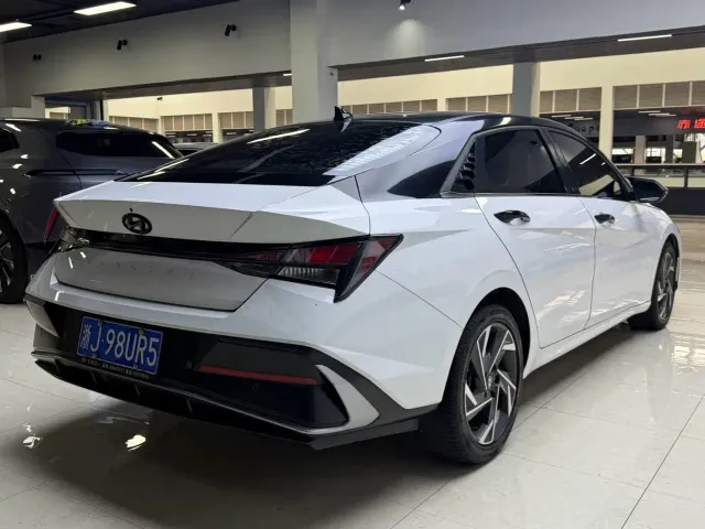 Hyundai Elantra — Фото автомобиля 16