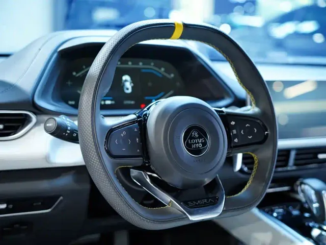 Lotus Emira — Фото автомобиля 27