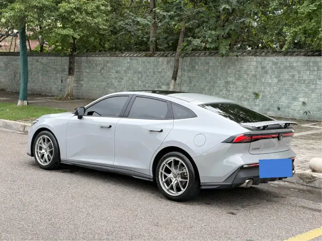 Changan Changan UNI-V 2022 1.5T Premium Model — Фото автомобиля 4