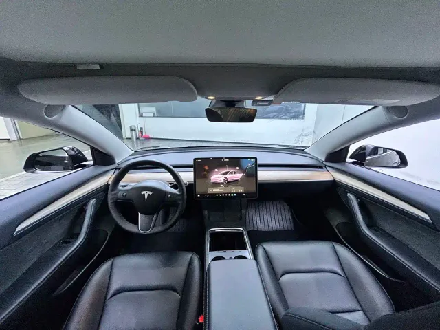 Tesla Model 3 — Фото автомобиля 5