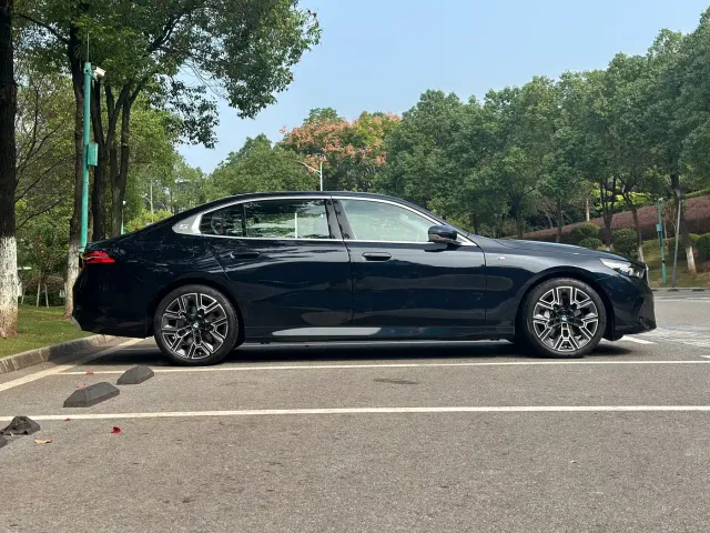 BMW 5 Series — Фото автомобиля 4