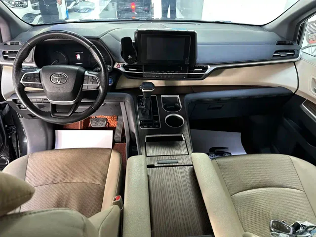 Toyota Sienna — Фото автомобиля 6