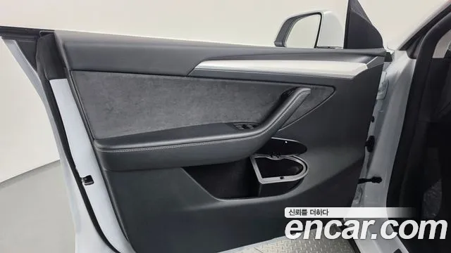 Tesla Model Y — Фото автомобиля 13