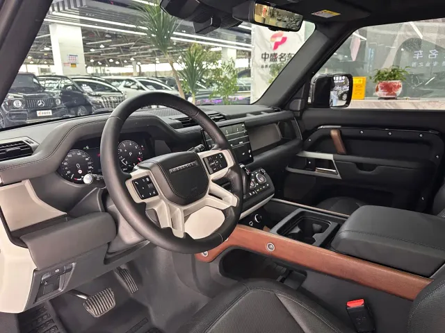 Land Rover Defender — Фото автомобиля 5
