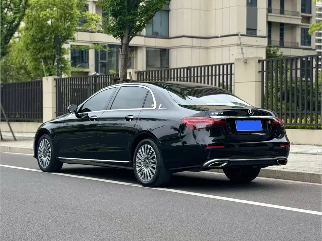 Mercedes-Benz E-Class — Фото автомобиля 4