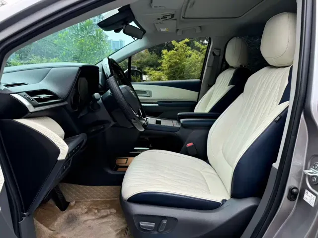 Toyota Sienna — Фото автомобиля 12