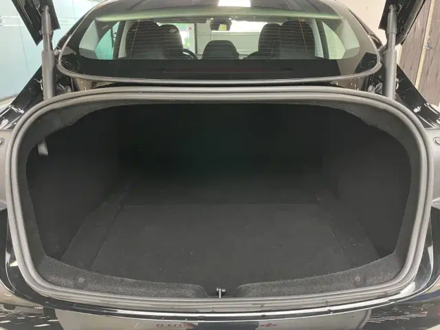 Tesla Model 3 — Фото автомобиля 25