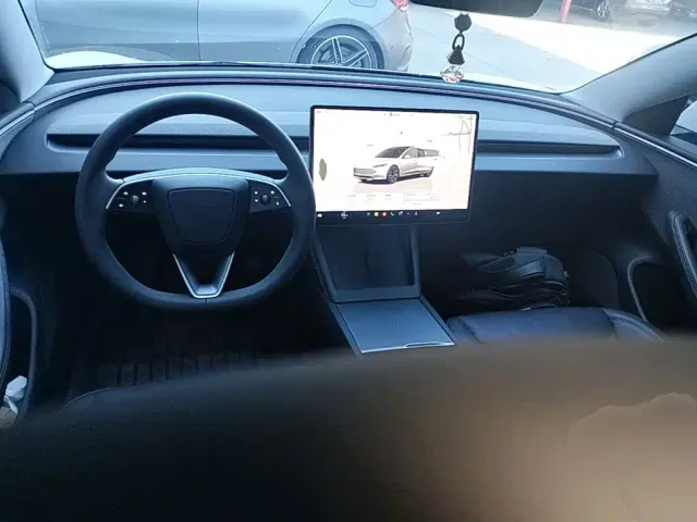 Tesla Model 3 — Фото автомобиля 9