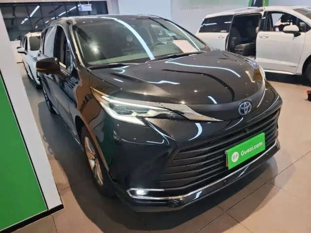 Toyota Sienna — Фото автомобиля 3