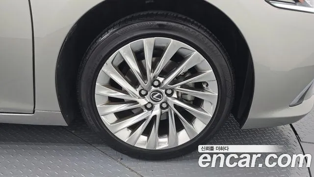 Lexus ES — Фото автомобиля 20