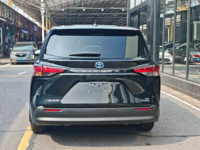 Toyota Sienna — Фото автомобиля 9