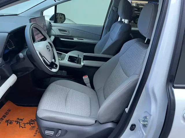 Toyota Sienna — Фото автомобиля 6