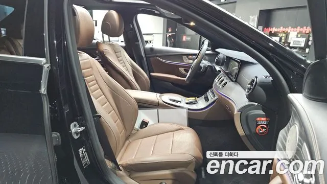 Mercedes-Benz E-Class — Фото автомобиля 12