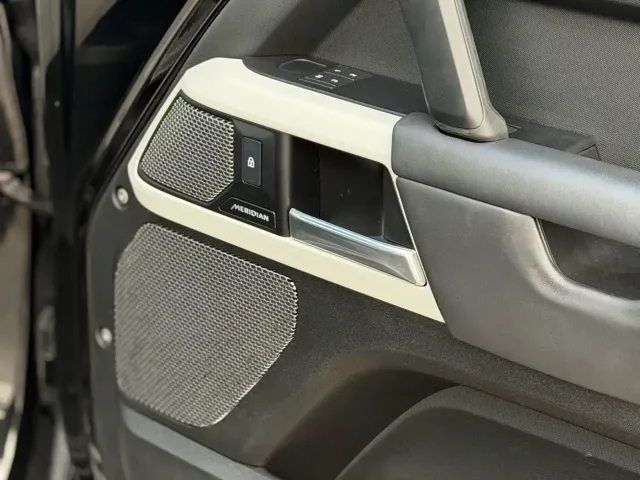 Land Rover Defender — Фото автомобиля 14
