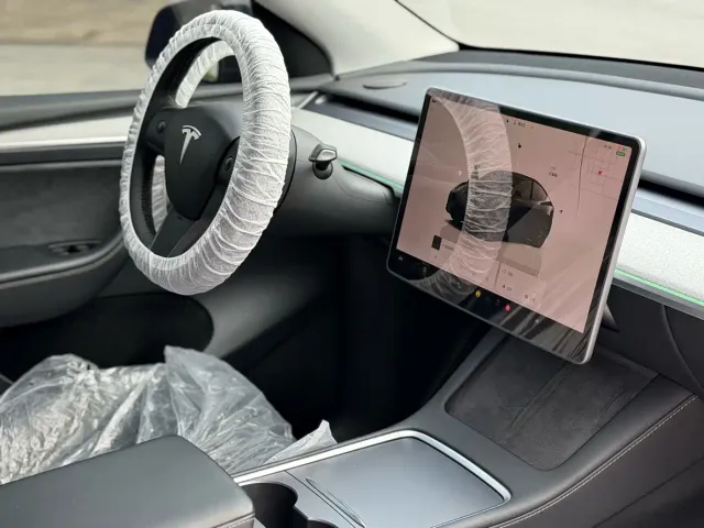 Tesla Model Y — Фото автомобиля 23