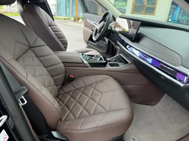 BMW i7 — Фото автомобиля 15