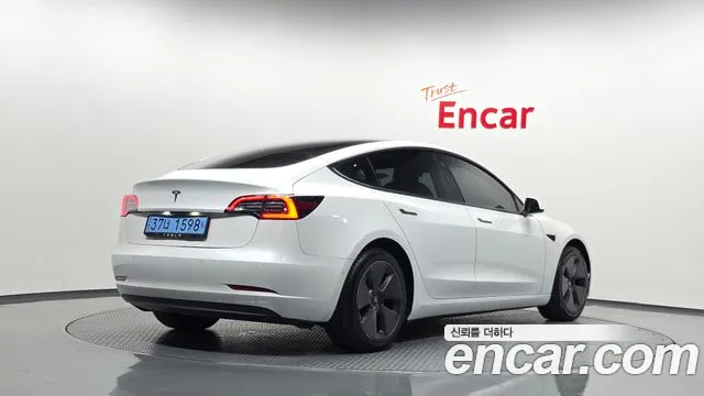 Tesla Model 3 — Фото автомобиля 2