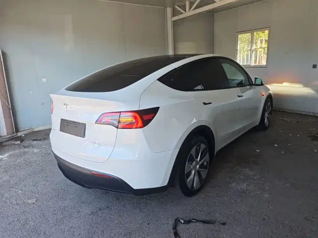 Tesla Model Y — Фото автомобиля 6