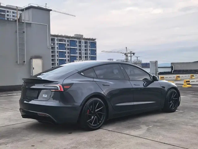 Tesla Model 3 — Фото автомобиля 4