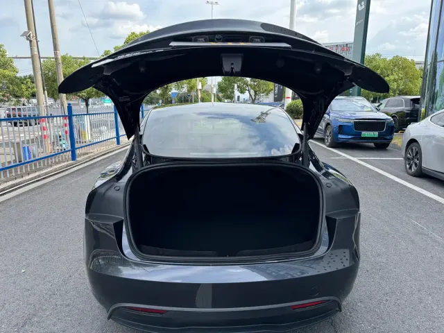 Tesla Model 3 — Фото автомобиля 17