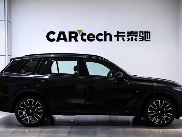 BMW BMW X5 2023 xDrive 40Li M Sport Black Night Package — Фото автомобиля 4