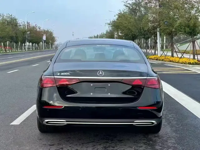 Mercedes-Benz E-Class — Фото автомобиля 8