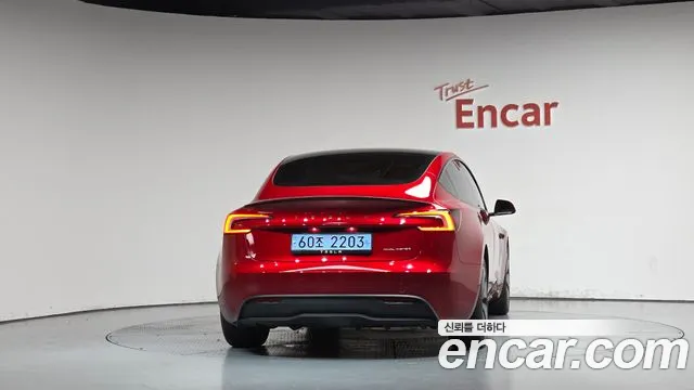 Tesla Model 3 — Фото автомобиля 4