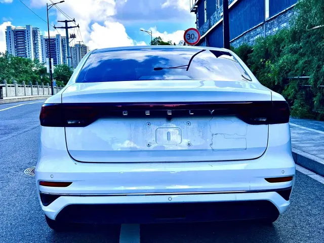 Geely Emgrand — Фото автомобиля 14