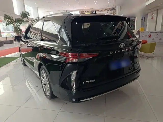 Toyota Sienna — Фото автомобиля 4