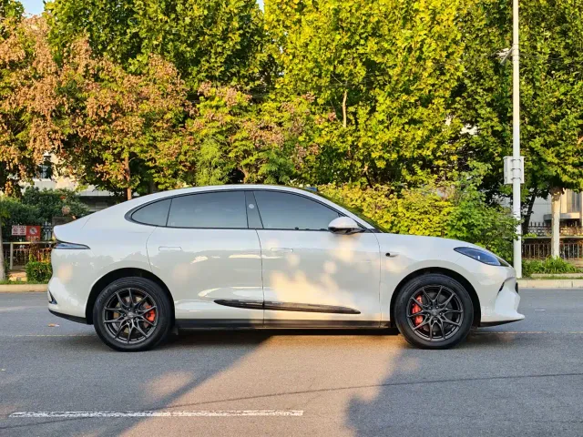 IM Motors LS6 — Фото автомобиля 15