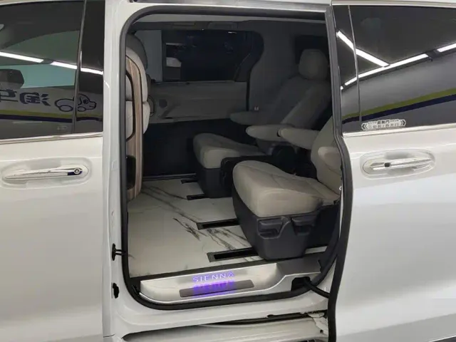Toyota Sienna — Фото автомобиля 11