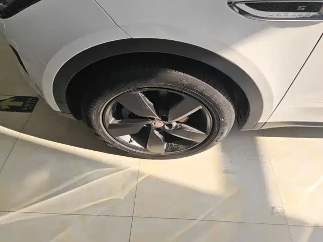Jaguar E-PACE — Фото автомобиля 22