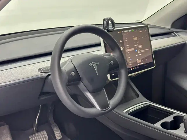 Tesla Model Y — Фото автомобиля 12