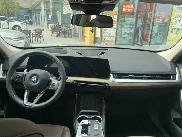 BMW iX1 — Фото автомобиля 5