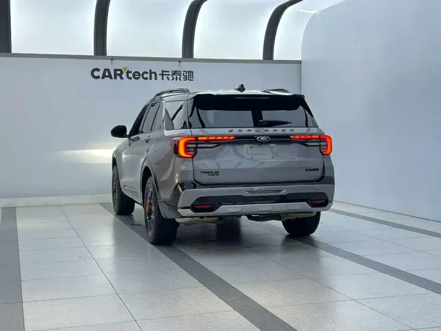 Ford Explorer — Фото автомобиля 3