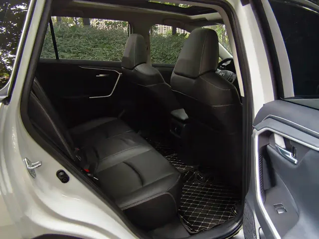 Toyota RAV4 — Фото автомобиля 14