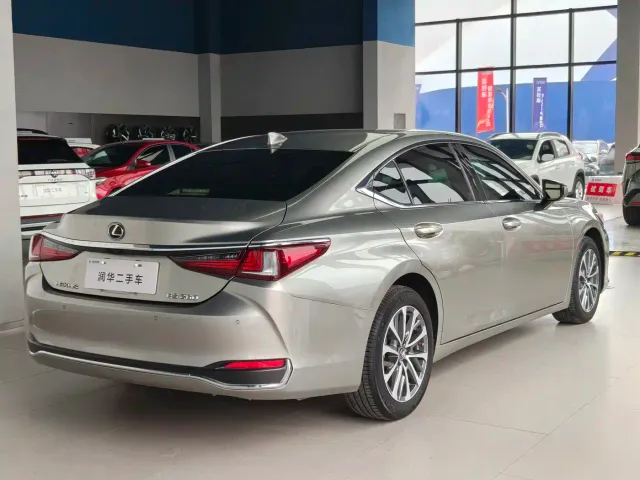 Lexus ES — Фото автомобиля 5